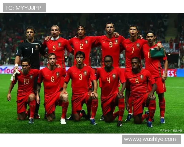 西装球星闪耀绿茵场，足球场上演绅士风采与竞技激情融合