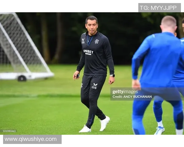 走进足球球星上班通道揭秘球员训练生活与幕后日常故事