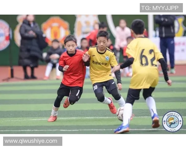 足球巨星赛场鼓掌瞬间展现体育精神与团队凝聚力量